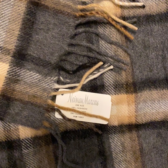 100% cashmere scarf Neiman Marcus NWT - Picture 2 of 4